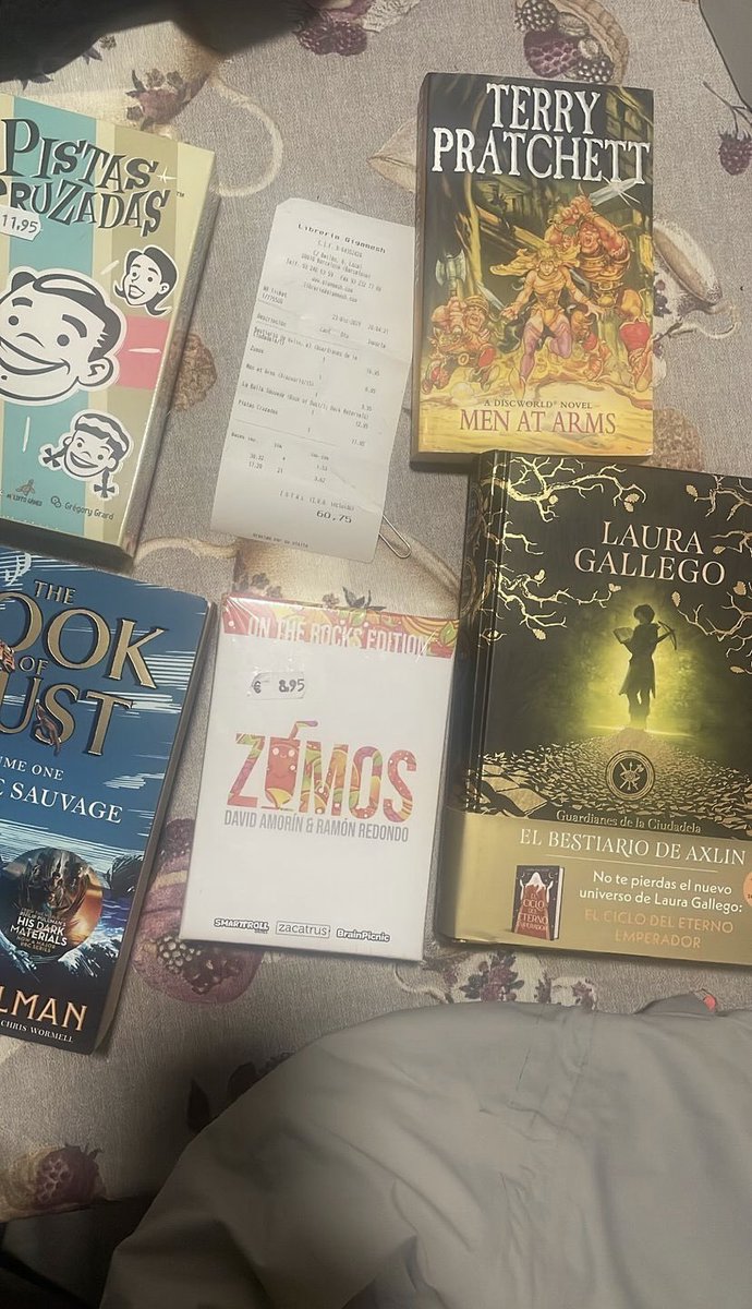 GigameshTienda's tweet photo. ✨Hoy una clienta se ha encontrado una bolsa con una compra navideña de Gigamesh de varios libros y juegos. Son de una chica de pelo castaño oscuro, largo y liso con gafas acompañada de una chica pelirroja, pelo ondulado y medias rojas. Tenemos los DMs abiertos. Agradecemos RT 🥺 https://t.co/Q9Dso0nwAF