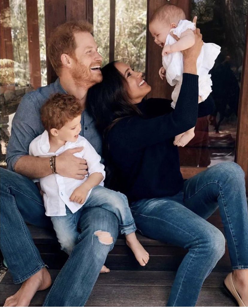MeghanMarkleFr's tweet photo. #PHOTO | 𝐯𝐞𝐧𝐝𝐫𝐞𝐝𝐢  𝟐𝟒 𝐝𝐞́𝐜𝐞𝐦𝐛𝐫𝐞 : Aujourd'hui, le prince Harry et Meghan Markle ont dévoilé leur carte de vœux 2021, mettant en vedette leur fils Archie et leur fille Lilibet.  : #MeghanMarkle #PrinceHarry https://t.co/bbiu9RiW5d
