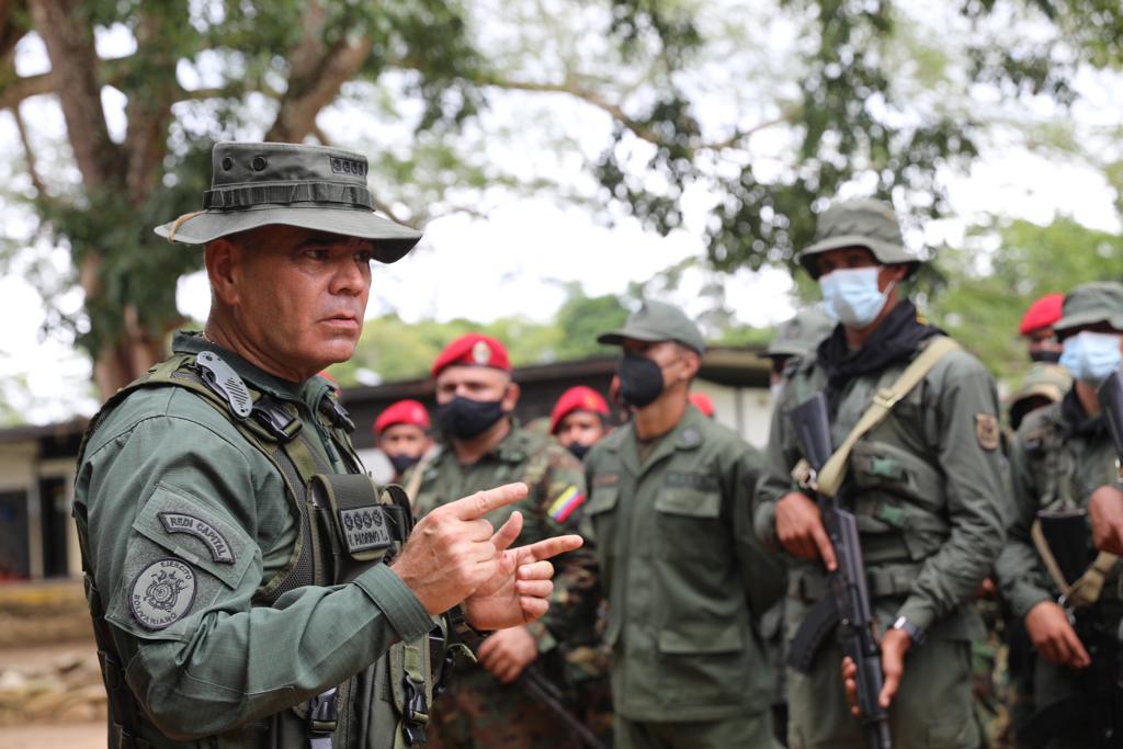 PrensaFANB's tweet photo. 📢 || "Las armas jamás serán usadas para apuntarnos los unos a los otros como pretenden algunos, nosotros somos una gran familia, esas armas solo deben ser usadas con aquellos que se atrevan a ofender la dignidad nacional", resaltó el GJ @Vladimirpadrino. https://t.co/hrvyRqx8Qa
