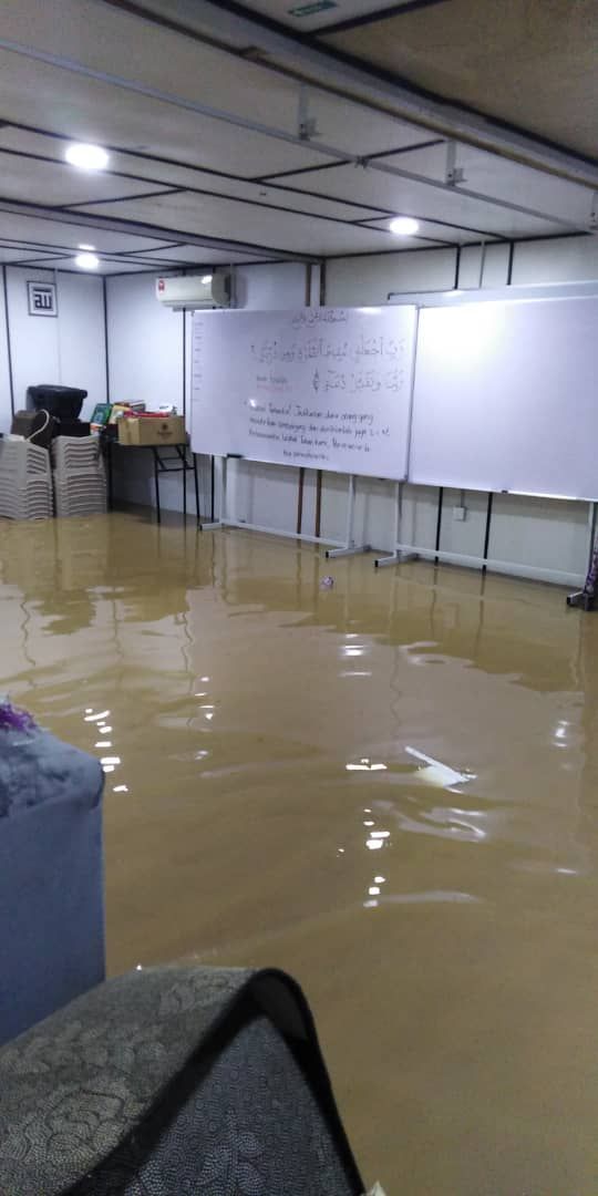 UstazSofee's tweet photo. Demi Al Quran 
________________

☆ Tempat ngaji Al Quran percuma aku tenggelam banjir. 
☆ Ayam mati dan 10 ribu kg Ikan terlepas. 
☆ Kasihan ratusan org kg tak dpt ngaji sbb tempat rosak. 
☆ Semoga ada sinar 
☆ Mohon bantuan geng2 sebarkan. 
Terima Kasih https://t.co/0XsQ6yEb45