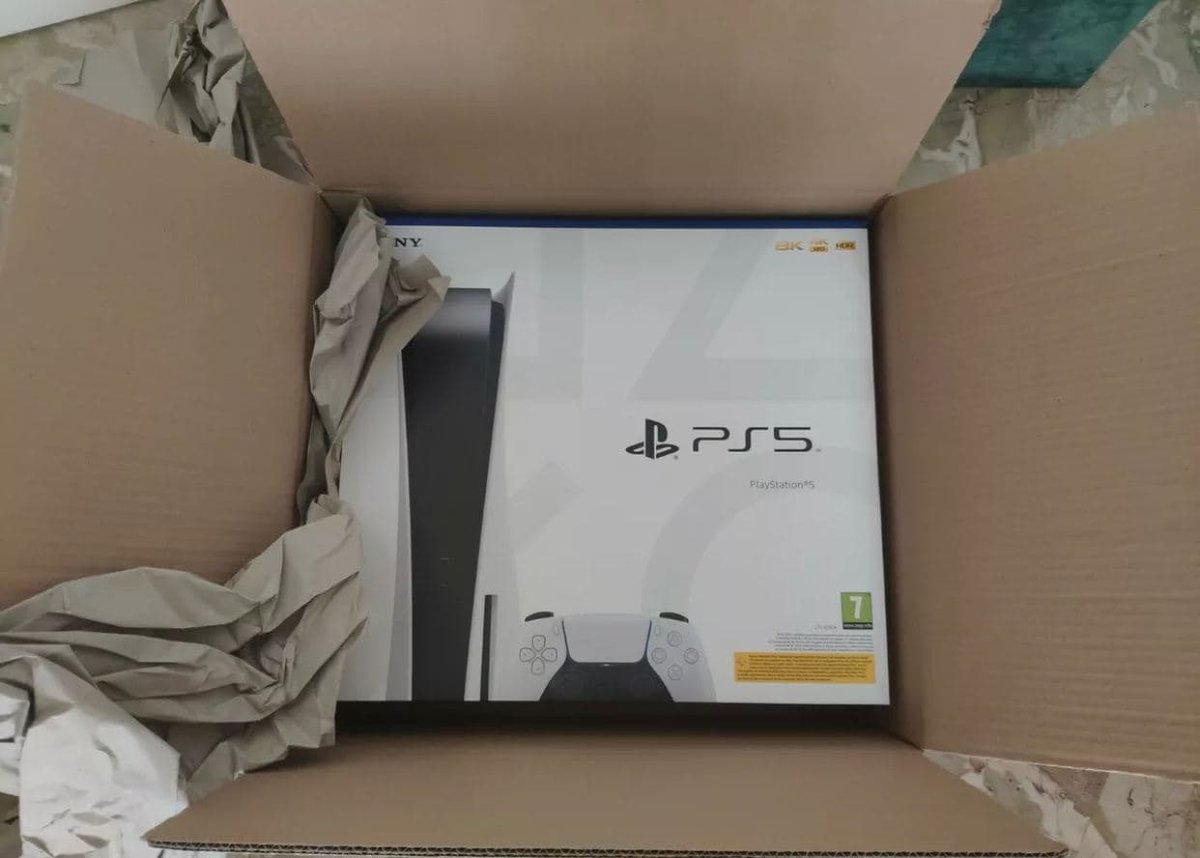 OnlyKyeraa_'s tweet photo. hey, it finally arrived. Me and my brother are so satisfied with these consoles, they're awesome. Can't wait to play FIFA22 on these. Thanks @shunya__16  for making this happen! https://t.co/QYQIgL7mBx