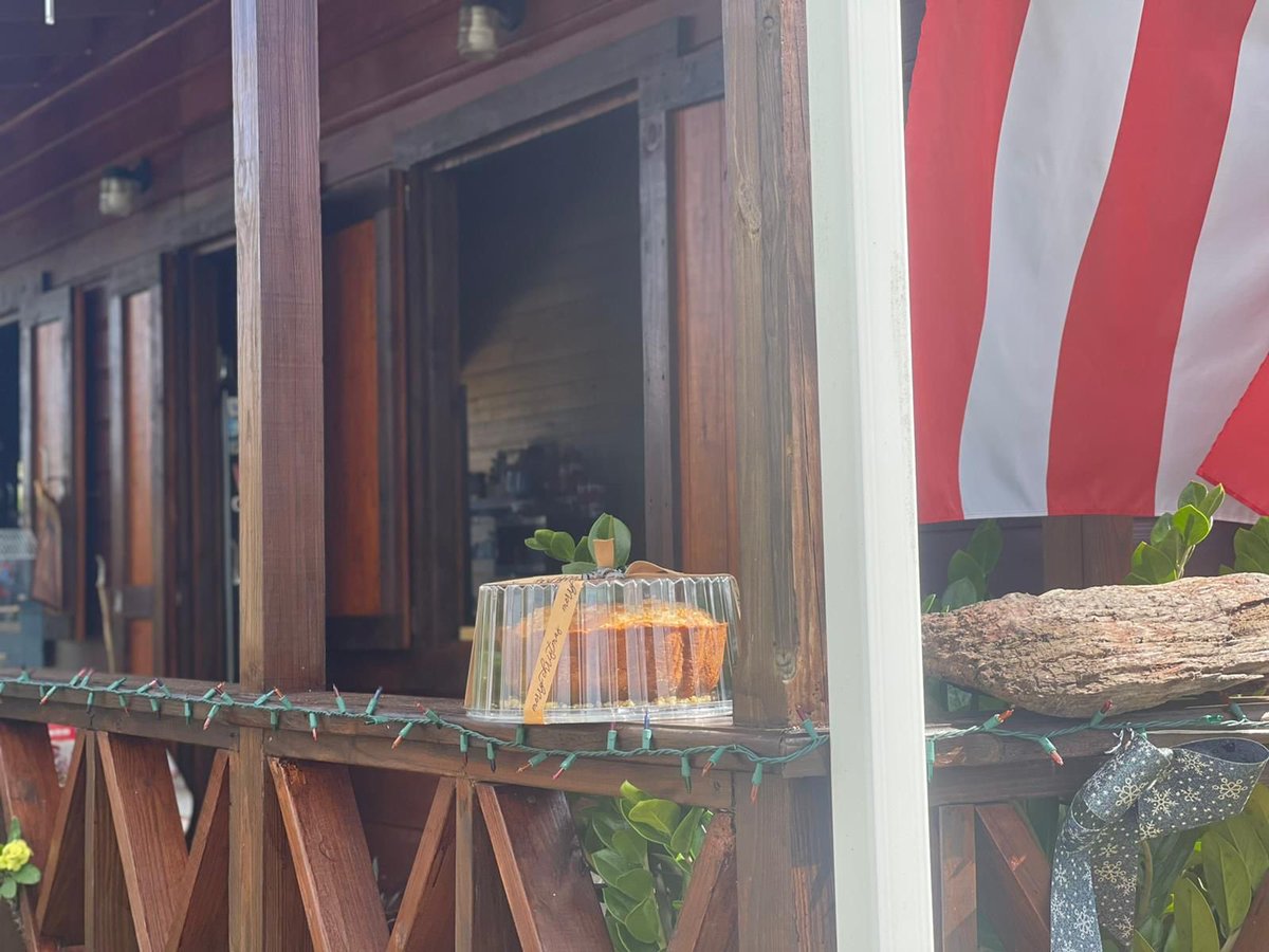 1 Corintios 13:13 Tres cosas durarán para siempre: la fe, la esperanza y el amor; y la mayor de las tres es el amor. Feliz Aniversario #43  Mami y Papi ❤️ Los amamos. Para celebrar #sobremesa les hizo bizcocho de queso😋