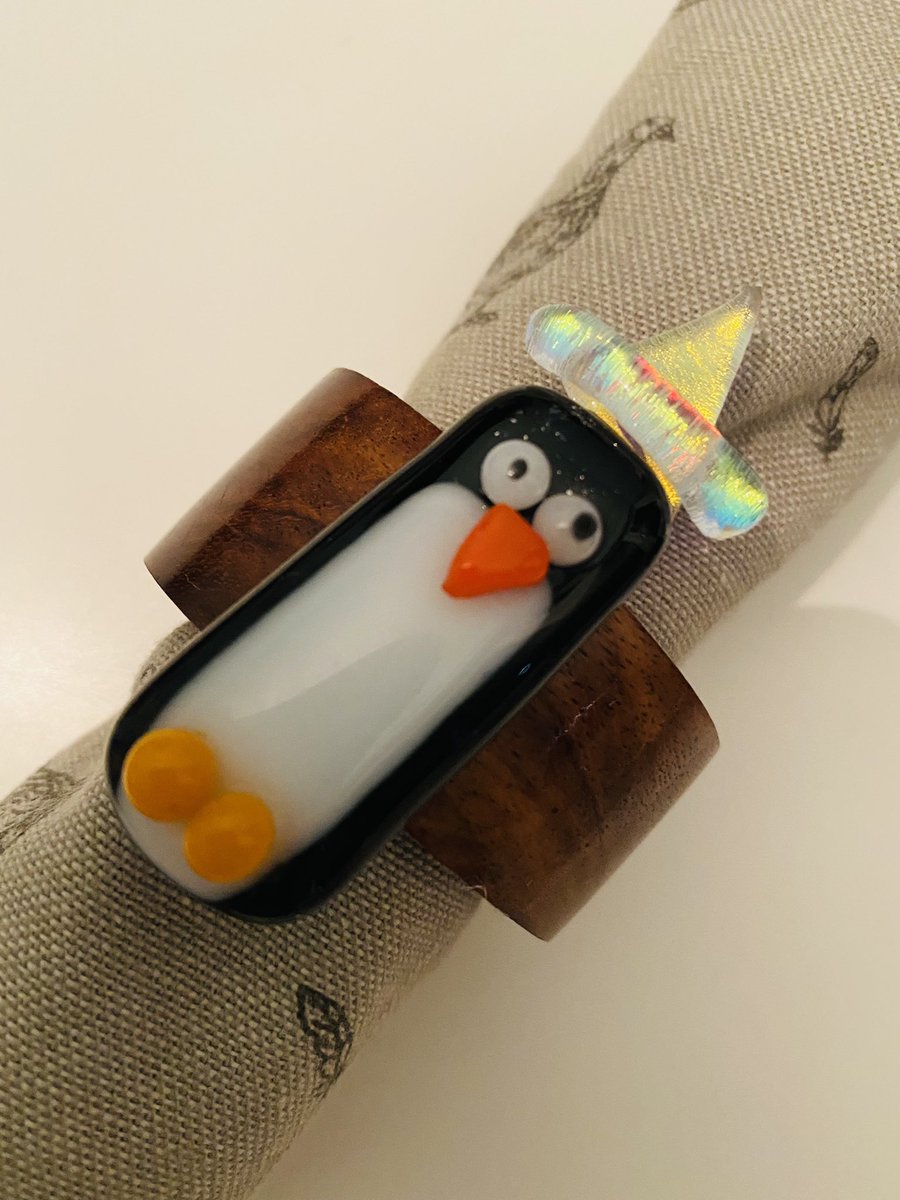 Christmas crafting #fusedglass <a href="/globe_arts/">Globe Arts Studio</a> 🐧🎅🏻