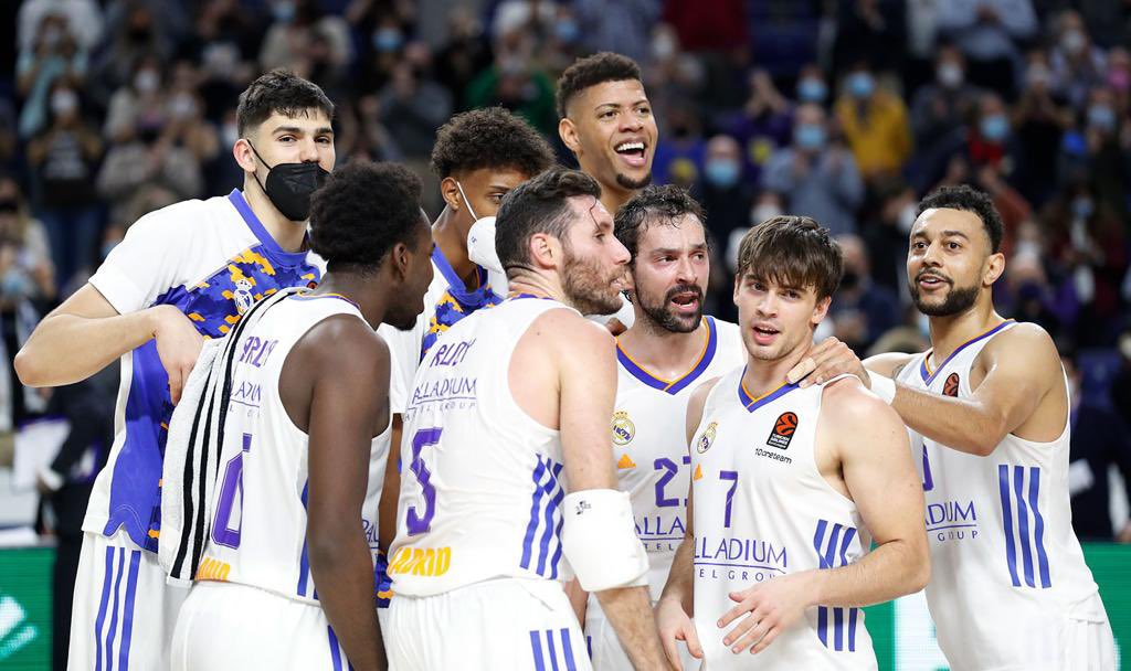 MateoChus's tweet photo. Disfrutando. Orgulloso de pertenecer al este equipo. Enormes  jugadores veteranos y noveles que se dejaron el alma. Corazón de campeones. Enhorabuena @pablolaso (vuelve pronto), @pacoredondo1982 y @Lolocalin y cuerpo técnico. Gracias afición!! Lo imposible es un poco más difícil. https://t.co/ErBAHViefx