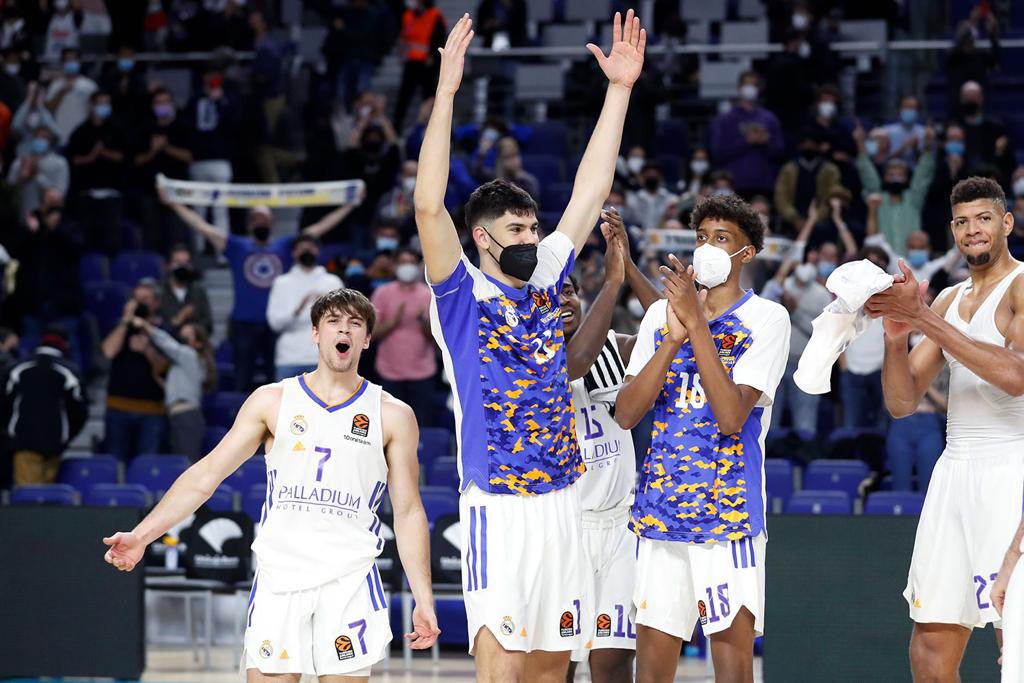 MateoChus's tweet photo. Disfrutando. Orgulloso de pertenecer al este equipo. Enormes  jugadores veteranos y noveles que se dejaron el alma. Corazón de campeones. Enhorabuena @pablolaso (vuelve pronto), @pacoredondo1982 y @Lolocalin y cuerpo técnico. Gracias afición!! Lo imposible es un poco más difícil. https://t.co/ErBAHViefx
