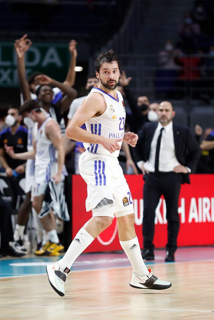 MateoChus's tweet photo. Disfrutando. Orgulloso de pertenecer al este equipo. Enormes  jugadores veteranos y noveles que se dejaron el alma. Corazón de campeones. Enhorabuena @pablolaso (vuelve pronto), @pacoredondo1982 y @Lolocalin y cuerpo técnico. Gracias afición!! Lo imposible es un poco más difícil. https://t.co/ErBAHViefx