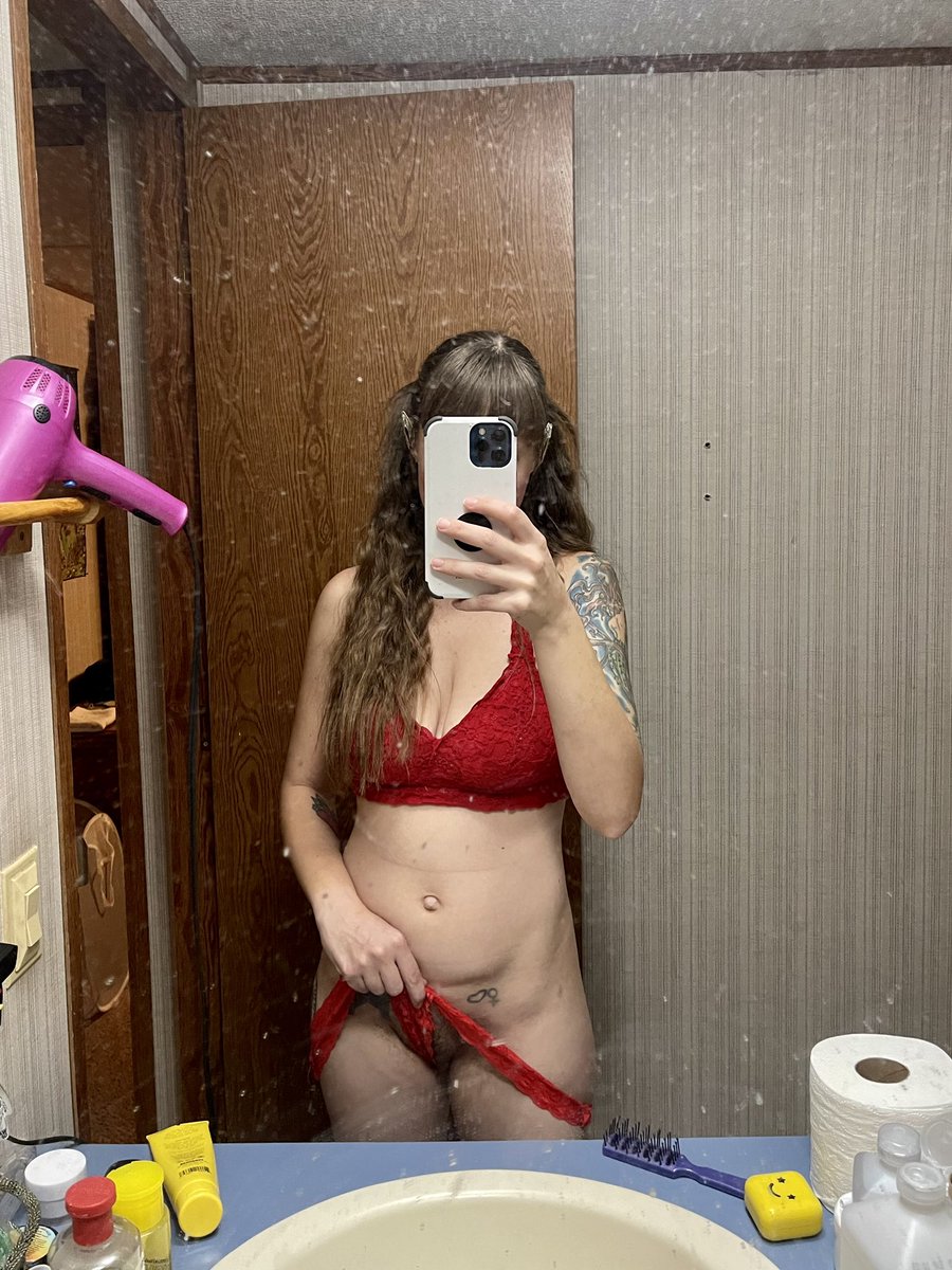 FreyaFern's tweet photo. I rly need to clean my mirror lmao https://t.co/7UTQ6IVxzX