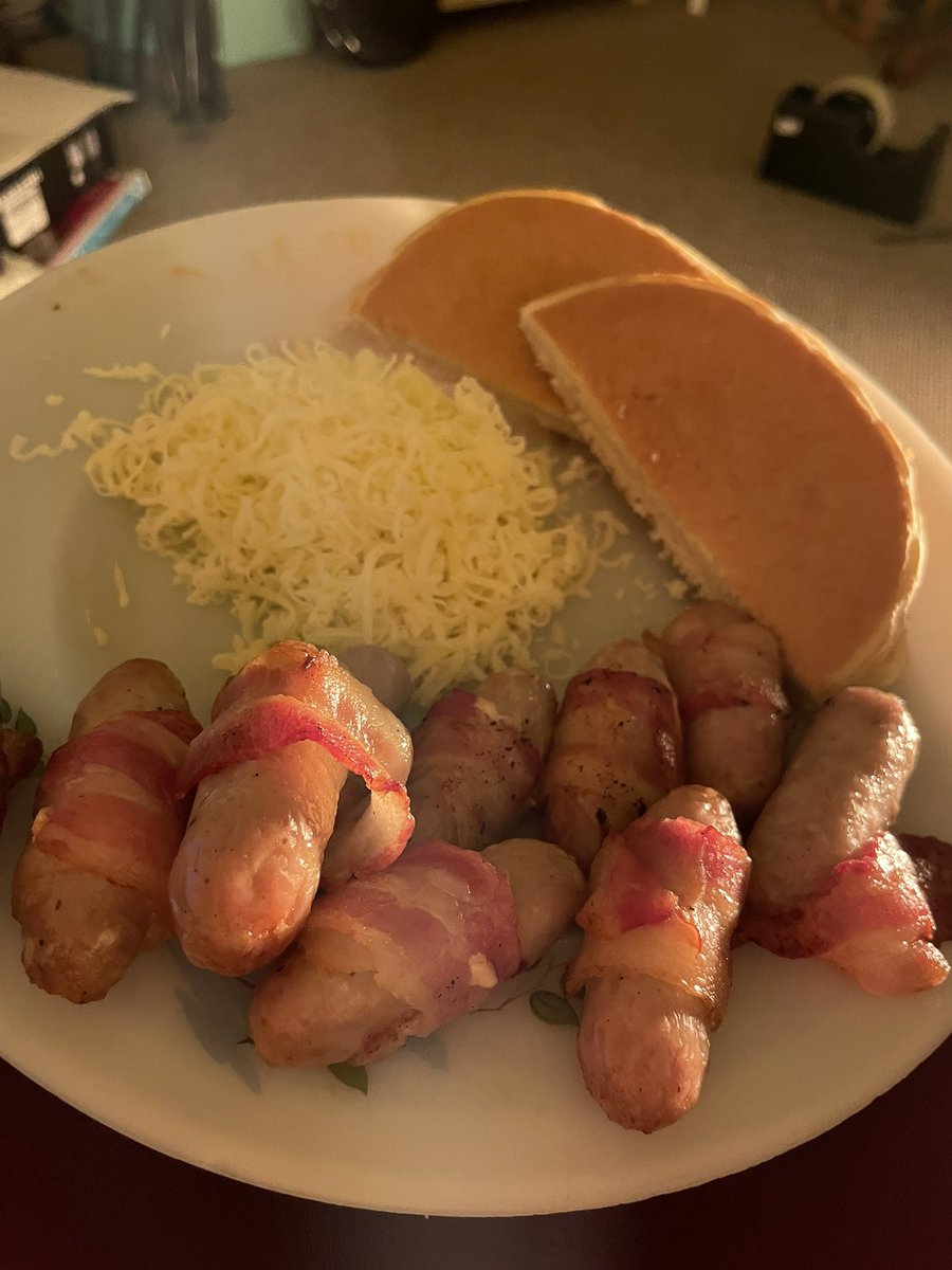 EsikElwood's tweet photo. That gastricly dangerous time of year when after a REALLY long day you wind up having pigs in blankets, cheese and pancakes for dinner at midnight! #Christmas #AdultFail 🤦♀️ https://t.co/EWAPPm4plE