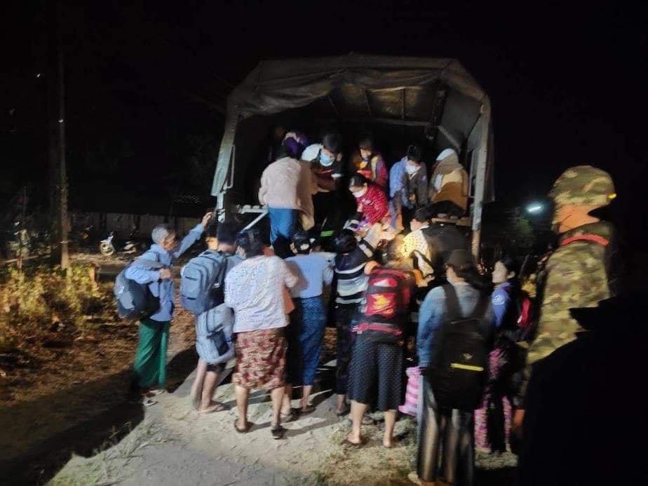 sunaibkk's tweet photo. Breaking! #Tatmadaw airstrikes in Karen State’s Lay Kay Kaw township last night have displaced over 20,000 people. Refugees are now heading to cross Moei River into #Thailand to seek shelter. Humanitarian assistance is urgently needed. #WhatsHappeningInMyanmar #ส่องทวิตยามเช้า https://t.co/ilT26O96pd