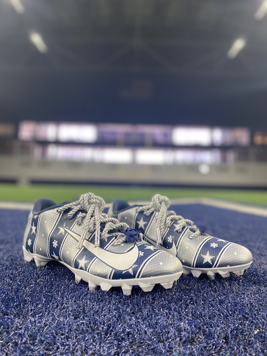 leekleek217's tweet photo. The most wonderful time of the year, which means #leekleekgiveaway is back! Whether you are a cowboys fan or a fan of myself listen (read) closely. This is how you enter below for a chance to win a signed football, custom cleat (left or right) designed by @seantehdon https://t.co/phdqYZzNHO