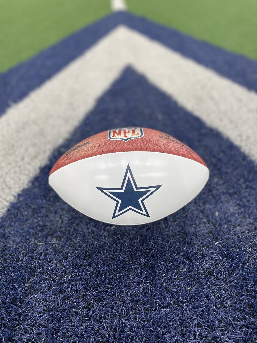 leekleek217's tweet photo. The most wonderful time of the year, which means #leekleekgiveaway is back! Whether you are a cowboys fan or a fan of myself listen (read) closely. This is how you enter below for a chance to win a signed football, custom cleat (left or right) designed by @seantehdon https://t.co/phdqYZzNHO