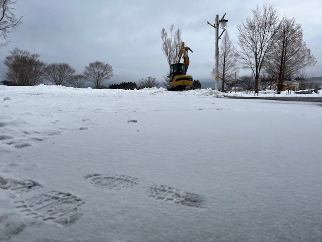 ひるがの高原 牧歌の里 公式 ８時３０分現在 牧歌の里です 天気 曇 気温 ２ ０ 積雪 ２０ ３０ｃｍ 今朝はちょっぴり雪が降ったようですね スノーアクティビティ スノーチューブ ソリ スノーラフト 準備中 ポニーの馬そり 準備中 本日