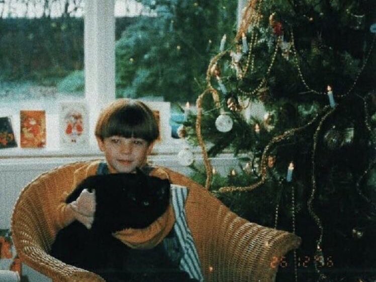 annietpwk's tweet photo. happy birthday to the christmas owner 🎄💞  

#HappyBirthdayLouisTomlinson https://t.co/ZZNLzQNEoU