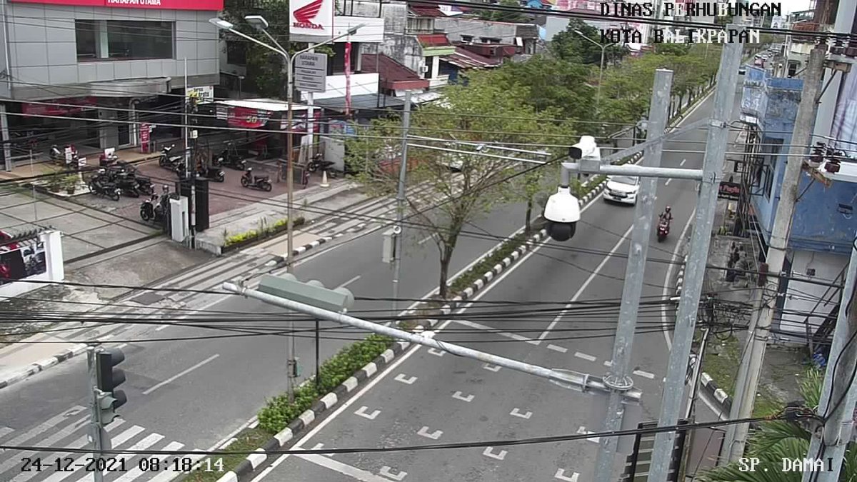 Dishub_Bpn's tweet photo. Jumat (24/12/2021) Pukul 08 : 18 WITA, Situasi Lalu Lintas Simpang DAMAI terpantau ramai &amp; lancar, dihimbau kepada pengguna jalan agar tetap berhati-hati dalam Mengemudikan Kendaraan anda, Konsentrasi serta Utamakan Keselamatan bukan Kecepatan. #infolalinbpn https://t.co/gLPuJ305Od