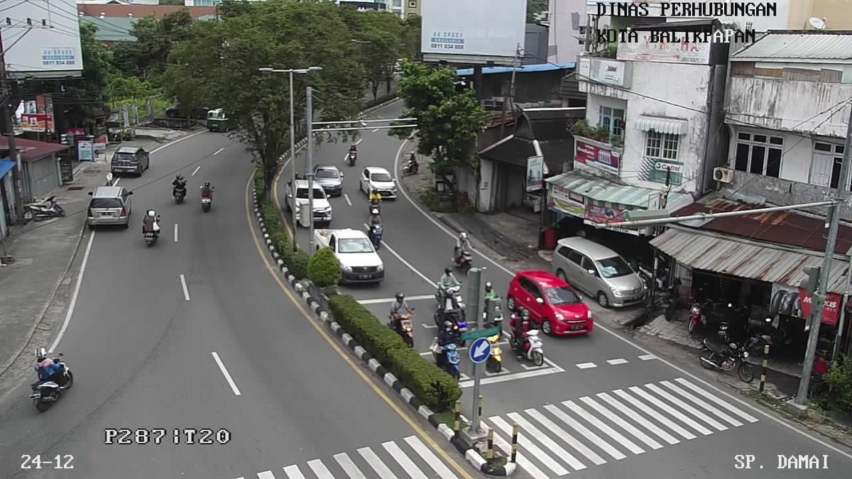Dishub_Bpn's tweet photo. Jumat (24/12/2021) Pukul 08 : 18 WITA, Situasi Lalu Lintas Simpang DAMAI terpantau ramai &amp; lancar, dihimbau kepada pengguna jalan agar tetap berhati-hati dalam Mengemudikan Kendaraan anda, Konsentrasi serta Utamakan Keselamatan bukan Kecepatan. #infolalinbpn https://t.co/gLPuJ305Od