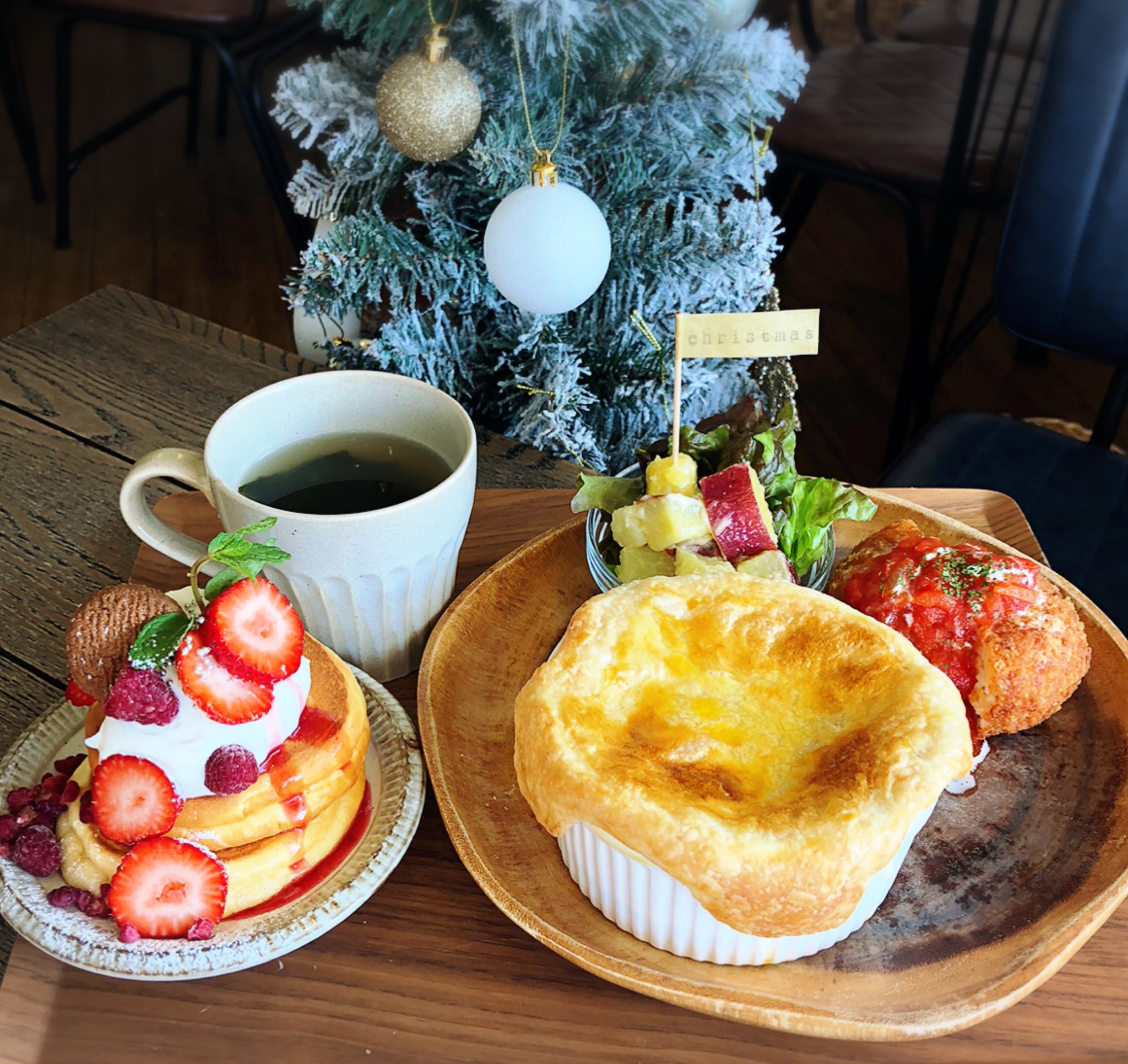 パンケーキカフェ マハロ Pancake Cafe Mahalo 今日から26日までの3日間 週替わりランチを クリスマスランチ として 1日数量限定ですが始めますー おしながき ホワイトシチューのパイ包み チーズinライスコロッケ トマトクリーム