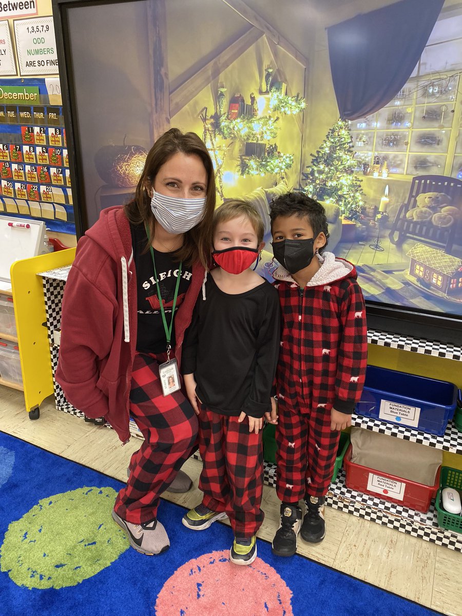 MrsArtusa's tweet photo. A fun day with my friends โค๏ธ #FirstGradeFriends #PajamaDay https://t.co/OPzw5iWXHm