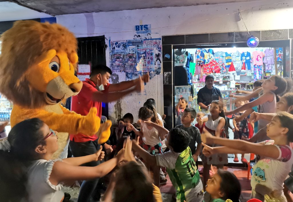 Celebrando la Navidad con los vecinos del barrio Ciudadela Cafe Madrid. El León Leonidas🦁de #DignidadSantandereana nos acompañó a saludar a los niños y niñas e invitarles a pasar un buen rato. 
Seguimos trabajando para que el sol brille para todos y todas en Santander!🇨🇴