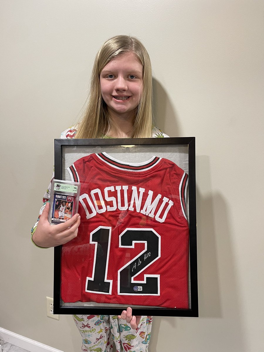 jacinda1012's tweet photo. All she wanted for Christmas was an @AyoDos_11 jersey! The signature and rookie card were a bonus!! #bulls #unodos #obsessed https://t.co/uhu67P3li7