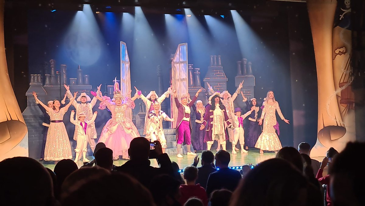 ChrisAWoody's tweet photo. So proud of this guy stepping in and stepping up @brid_panto! Best thing is he's loving every minute working with a fabulous hard working cast that's looking after him brilliantly (he talks about them all the time!!)at a fabulous venue! @bridspa @PHApantos https://t.co/HdhUexGvNp