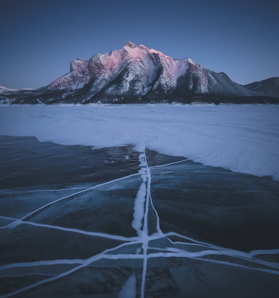 Cracked ice. Image by <a href="/jakegrahamphoto/">Jake Graham 🇨🇦</a> instagr.am/p/CX2H2bnu02l/