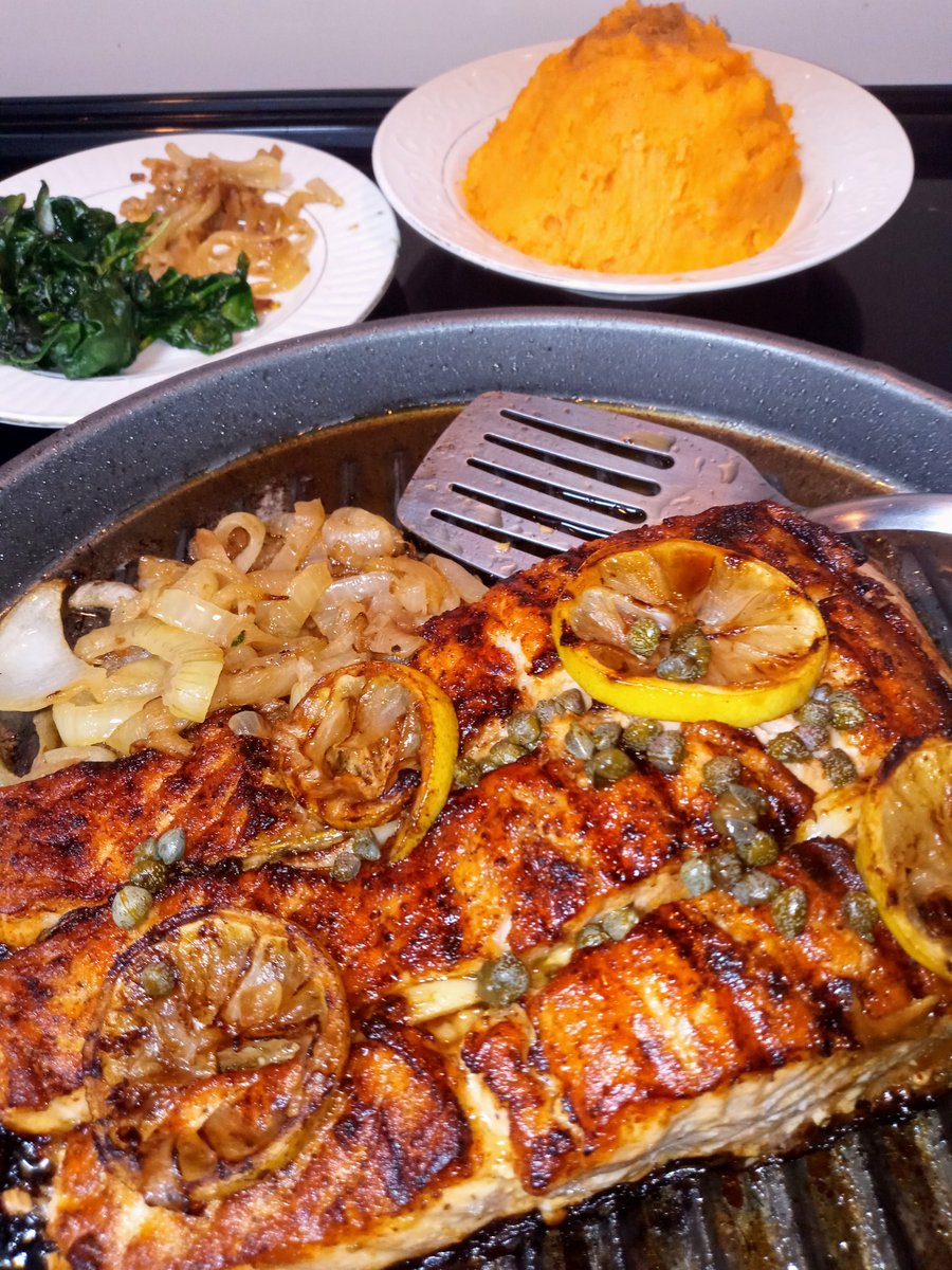Bettyboo2916's tweet photo. Once again, the #BrinyDeep came calling; and I surrendered to her offerings. #GrilledSalmon with #CarmelizedOnions with a drizzle of #GingerBalsamicGlaze Served with sides of #MashedSweetPotatoes and #SauteedSpinach. https://t.co/iPUfliAzKC
