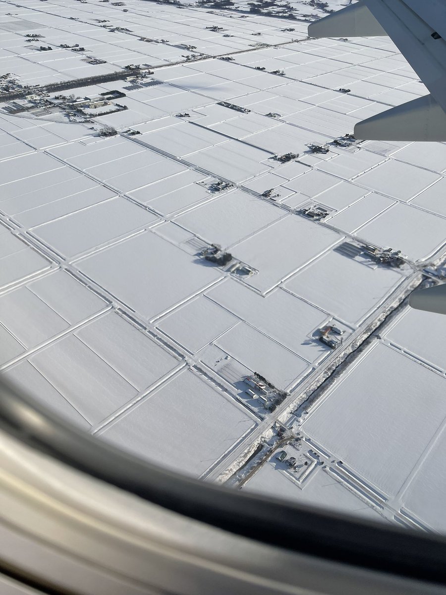 aaa_kotarou's tweet photo. 新千歳空港に到着！！
快晴で良かった(^-^)

雪はしっかり積もってる！！ https://t.co/O4VIDI8F9L
