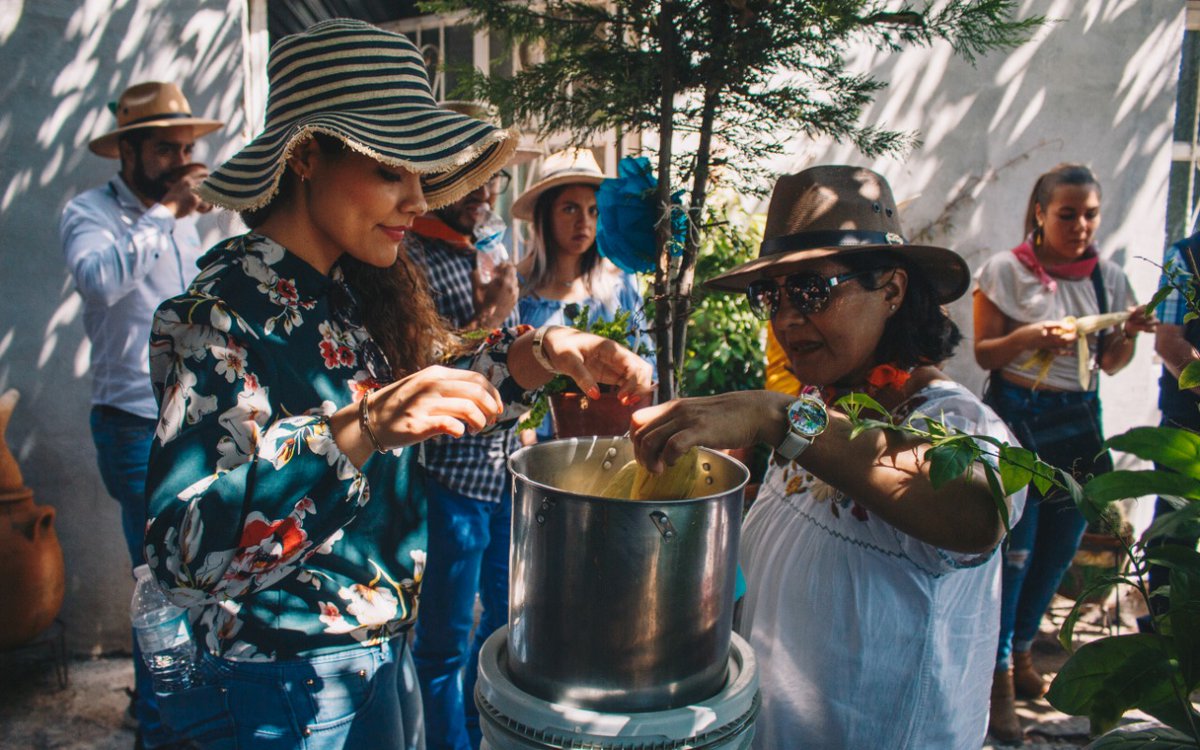 turismogobgente's tweet photo. Ven a descubrir la producción del mezcal en #Guanajuato😋 Disfruta su riquísima gastronomía y enamórate de #SanFelipe un municipio que te ofrece sabores inigualables 😍  #GuanajuatoSíSabe https://t.co/wG6K5FmVdU