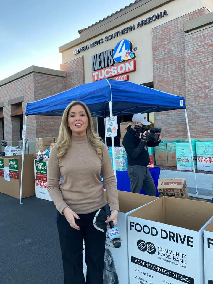 olivier_patti's tweet photo. #tistheseason ..🎄💗🎄
#JoyOfGiving
#SmallActsOfKindness
All afternoon at the Tucson Food Bank. I met so many wonderful people. (me with the white hair) & beautiful neighbor Gloria
It lifted my spirits so much..💗
And helped so many families
#SupportFoodBank
#ChristmasEveEve https://t.co/lzF4ySgHE8
