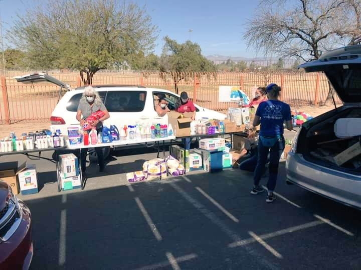 olivier_patti's tweet photo. #tistheseason ..🎄💗🎄
#JoyOfGiving
#SmallActsOfKindness
All afternoon at the Tucson Food Bank. I met so many wonderful people. (me with the white hair) & beautiful neighbor Gloria
It lifted my spirits so much..💗
And helped so many families
#SupportFoodBank
#ChristmasEveEve https://t.co/lzF4ySgHE8
