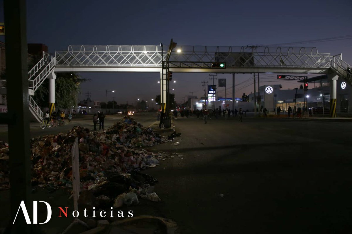 ADNoticiasMex's tweet photo. Así se viven los bloqueos en distintos puntos de #Toluca. Manifestantes de servicios de limpia exigen el pago de sus salarios y prestaciones.

📷 Daniel Rodríguez https://t.co/r5C8BJeTCX