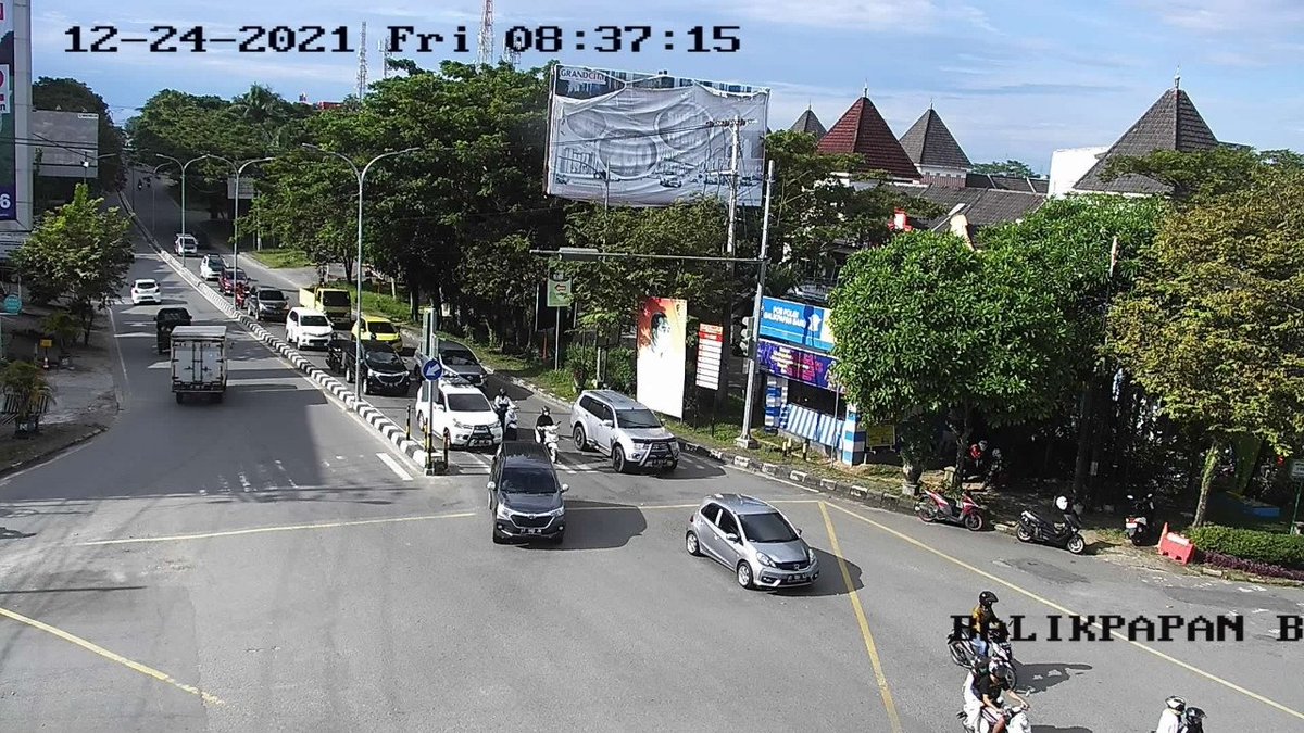 Dishub_Bpn's tweet photo. Jumat (24/12/2021) Pukul 08 : 37 WITA, Situasi Lalu Lintas Simpang Balikpapan Baru terpantau ramai &amp; lancar, dihimbau kepada pengguna jalan agar tetap berhati-hati dalam Mengemudikan Kendaraan anda, Konsentrasi serta Utamakan Keselamatan bukan Kecepatan. #infolalinbpn https://t.co/jP2nzGnrOz