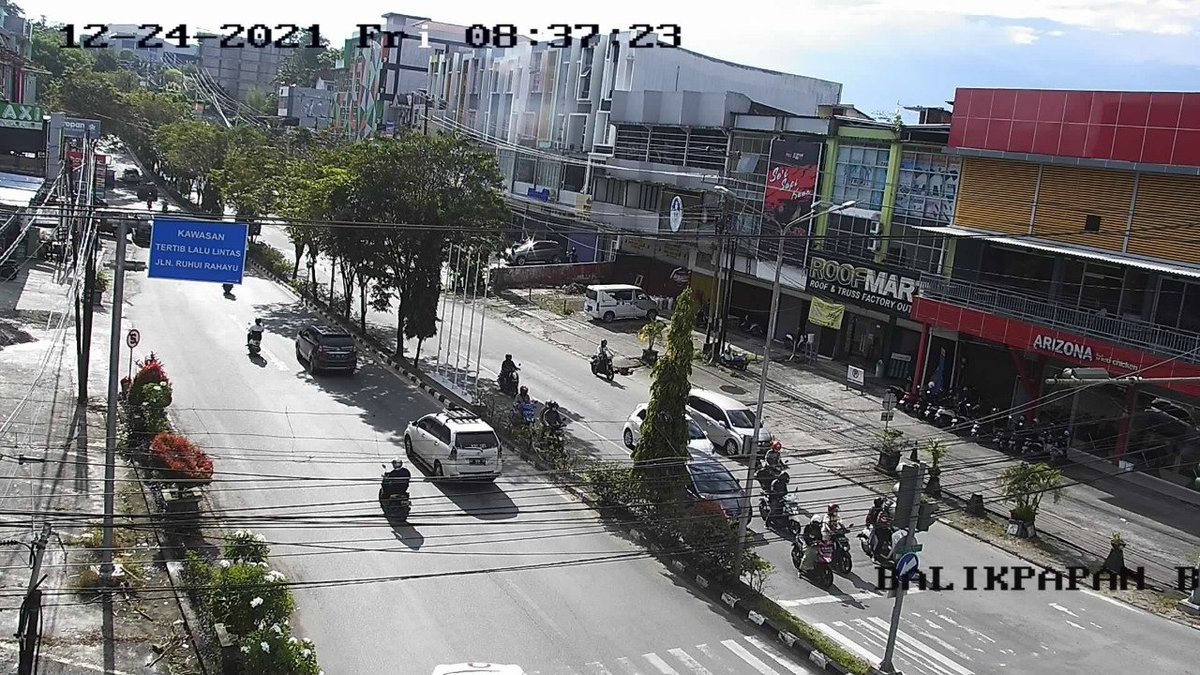 Dishub_Bpn's tweet photo. Jumat (24/12/2021) Pukul 08 : 37 WITA, Situasi Lalu Lintas Simpang Balikpapan Baru terpantau ramai &amp; lancar, dihimbau kepada pengguna jalan agar tetap berhati-hati dalam Mengemudikan Kendaraan anda, Konsentrasi serta Utamakan Keselamatan bukan Kecepatan. #infolalinbpn https://t.co/jP2nzGnrOz