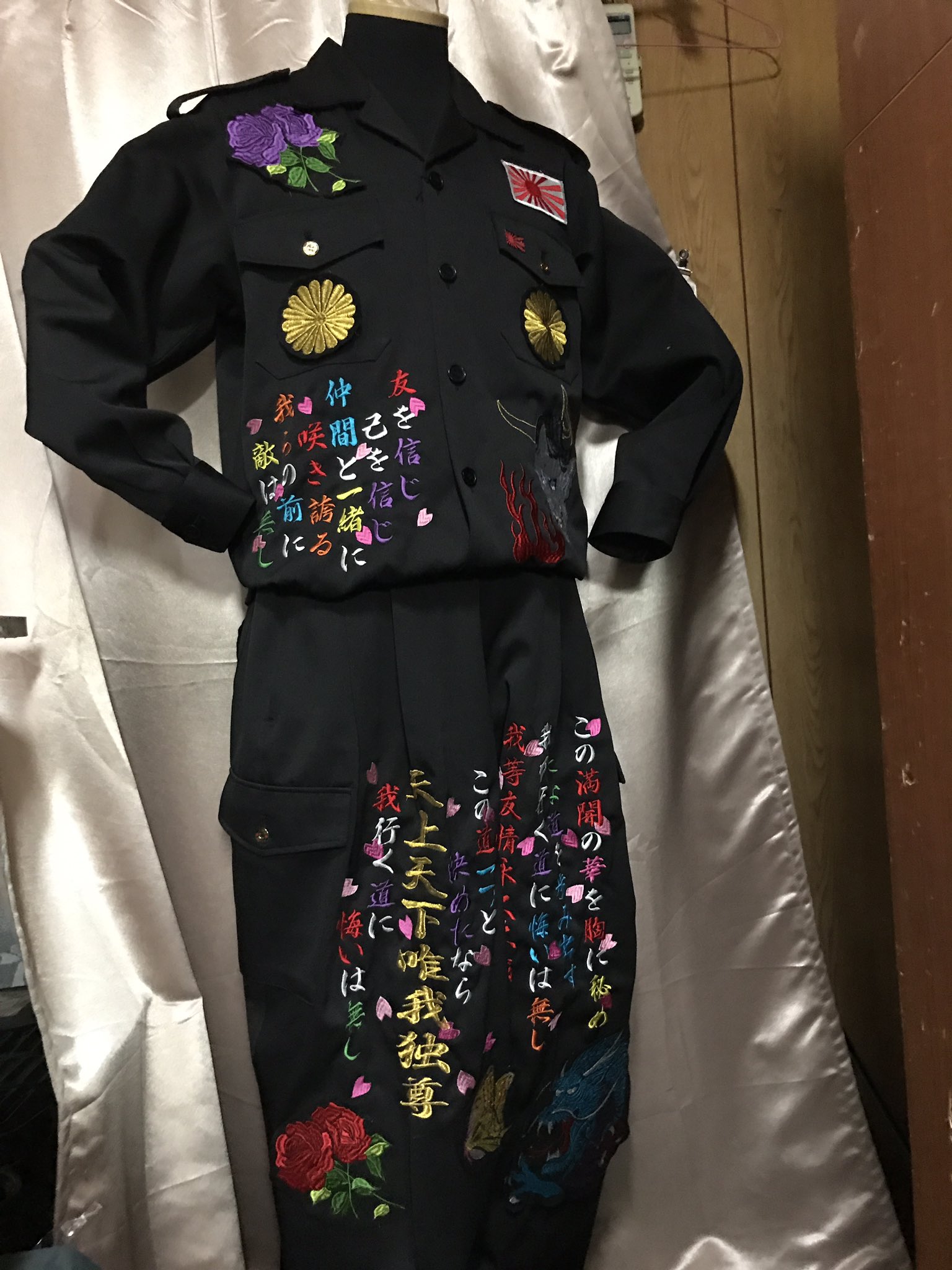 刺繍屋さんの閉店処分時に預かった大量の反物(目測500kg)です。 着物