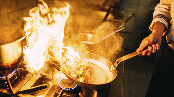 AISinsurance's tweet image. If you're planning to cook a delicious meal this holiday weekend, keep these fire safety tips in mind to avoid a kitchen fire. ow.ly/6XV350HinvN

#KitchenFire #CookingTips #FireSafety #KitchenSafety #HolidayTips