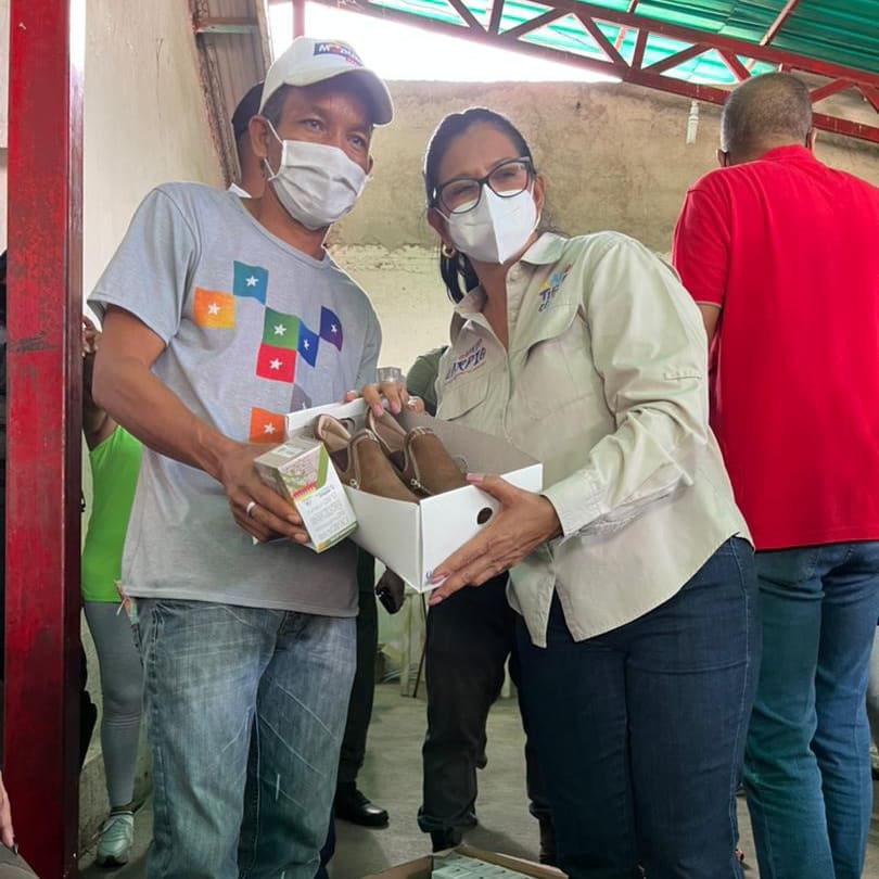 Soykarinacarpio's tweet photo. Como parte de los planes navideños que tenemos previstos para esta época decembrina, hicimos entrega del beneficio CLAP a las comunidades del municipio Camatagua. https://t.co/9UAfXTz6LV