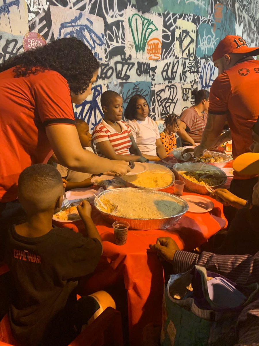 Hoje, a poucos dias do natal, fizemos uma ceia para moradores em situação de rua, no viaduto de Madureira. Através deste ato, buscamos dar conforto e carinho aos que, infelizmente, não têm uma casa para, junto à família, comemorar o natal.

JUNTOS SOMOS MAIS FORTES