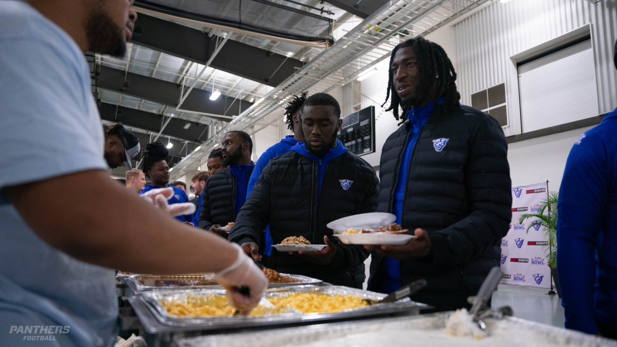GeorgiaStateFB's tweet photo. 🍽 Eatin’ good in Montgomery. 

#SoundTheHorn | @CamelliaBowl https://t.co/HwdHJ5WOuD