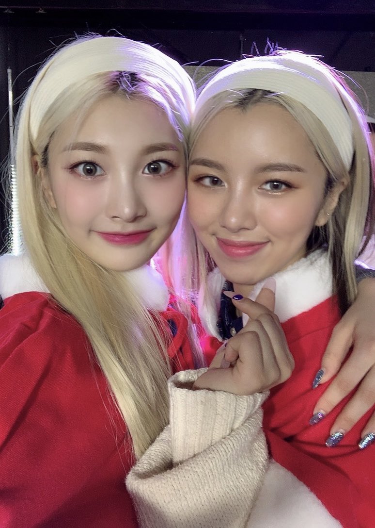 itswee_woo's tweet photo. ༴   ❔   ·    [  𝘄𝗲𝗲 ! 𝘄𝗼𝗼 !  ]   ː   up   ╱   dαtᥱ   𖨂    *  #MERRYFORÆVER   ·  @aesphodeltw ˒˒ 

Kenma y Nanami son las mayores Kyara stans y por eso están super felices de apoyarla esta gran noche. Que nos canten al oído. ㅜㅜ https://t.co/vOYMkSC16P