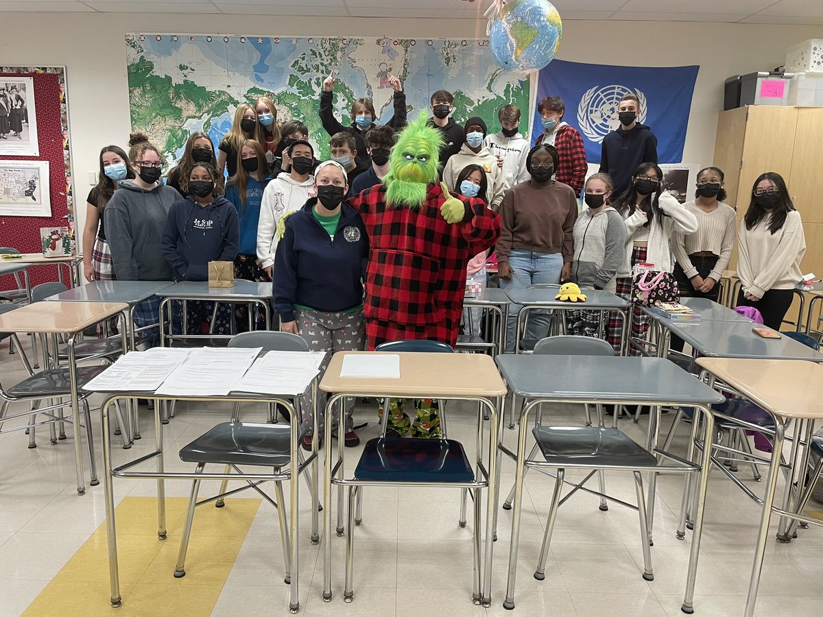 ms_fisha's tweet photo. Wishing a happy holiday season to my fabulous Honors USI classes! We had such a thoughtful and generous Secret Santa 🎁 swap. Thanks for being such a hardworking and fun bunch 💙🤩👏 https://t.co/at5tiNytnj