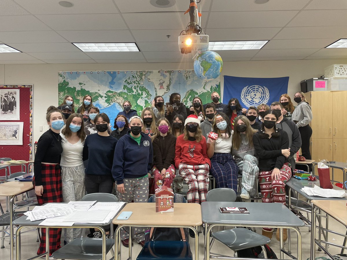 ms_fisha's tweet photo. Wishing a happy holiday season to my fabulous Honors USI classes! We had such a thoughtful and generous Secret Santa 🎁 swap. Thanks for being such a hardworking and fun bunch 💙🤩👏 https://t.co/at5tiNytnj