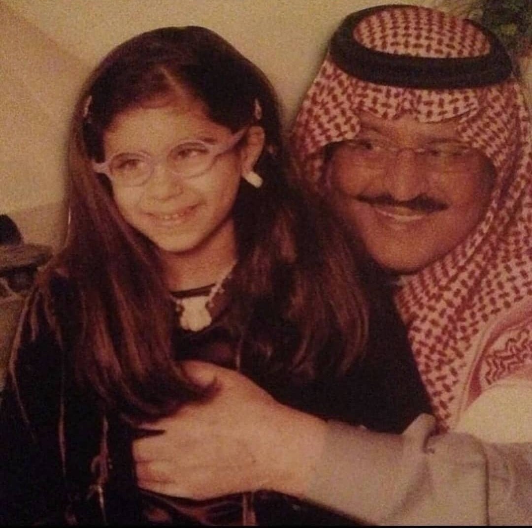 mzonalshmmri's tweet photo. ♦️ابتسامة النايف عندما تبتسم العنود..
صورة من برواز النايف التي نرى فيها ابتسامة النايف وهي يحتضن حفيدته  سمو الأميرة العنود بنت تركي بن عبدالرحمن ووالدتها سمو الأميرة سارة بنت نايف بن عبدالعزيز حفظهم الله..
#نايف_بن_عبدالعزيز
#عبدالرحمن_بن_عبدالعزيز https://t.co/krqXGW31K9
