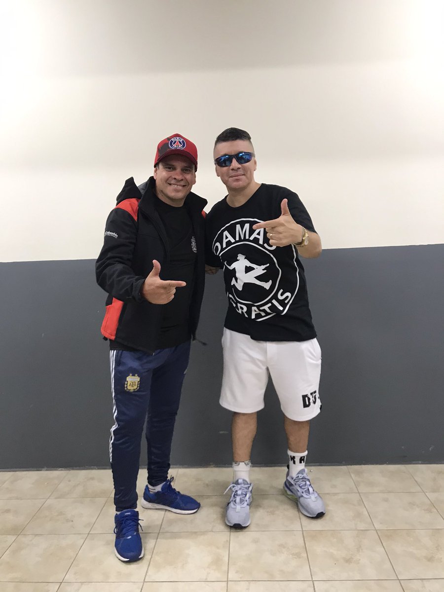 YerbaBravaPua's tweet photo. @YerbaBravaOK el Tibu y @pablitolescano un crack el Pablito siempre #atr @teatrogranrex #cumple https://t.co/WCrewqvnVj