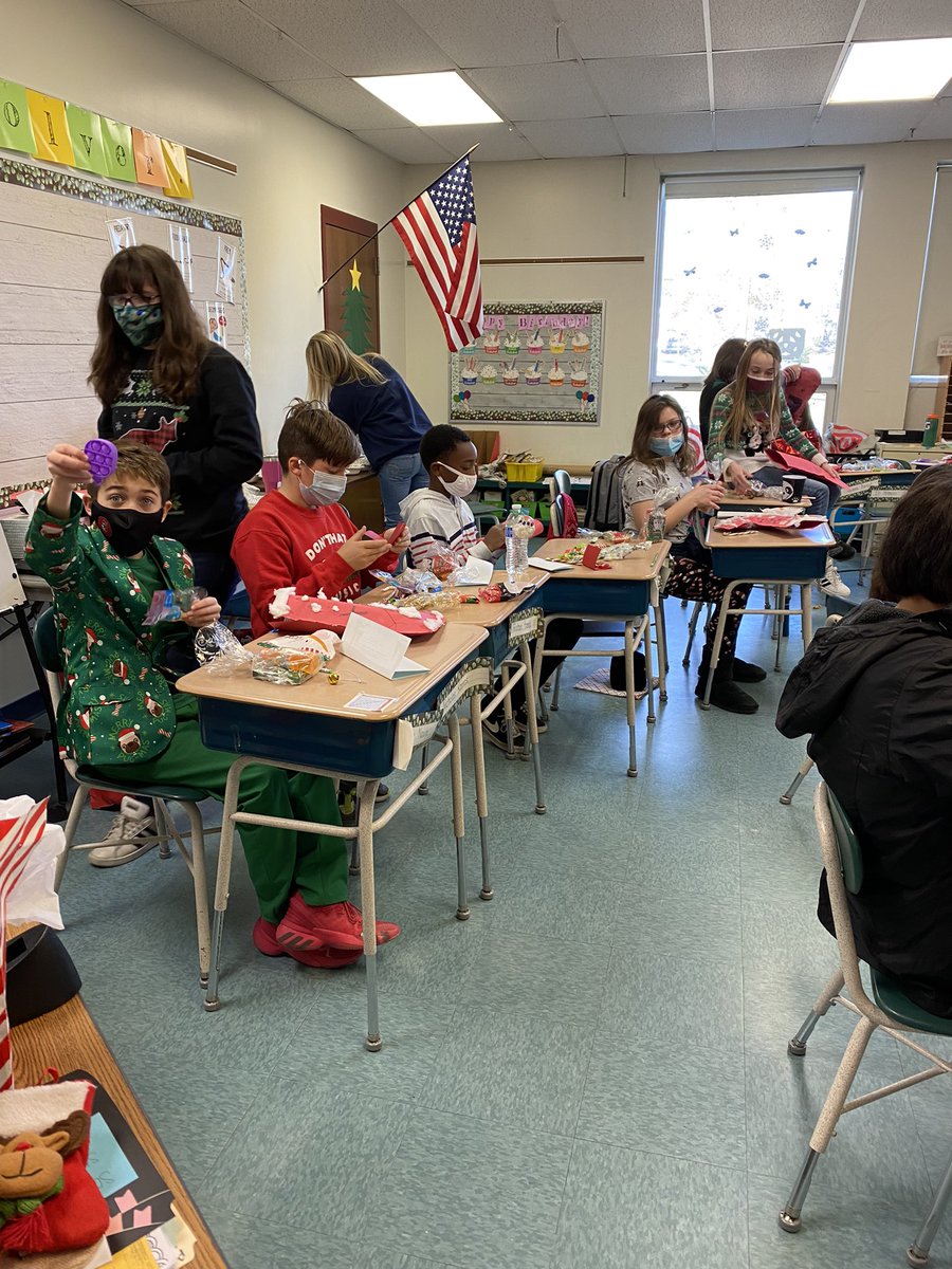 MrsKeady's tweet photo. We had ourselves an ornament making, stocking opening, movie watching, popcorn eating kind of day! Happy holidays from room 6! #wbwildcats https://t.co/QMvqfH0C3I