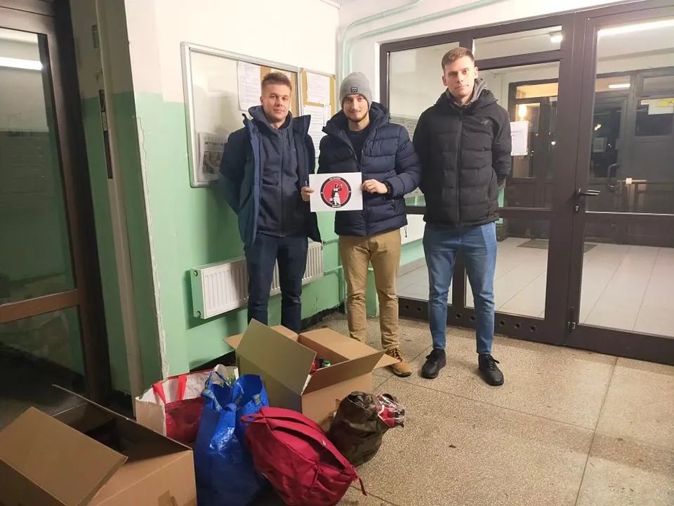 kks_zoliborz's tweet photo. 🌟Nasza świąteczna akcja zakończona🌟

Jak widać, zakończona naprawdę pomyślnie! Kilka toreb wypełnionych po brzegi przeróżnymi dobrami trafiło dziś do potrzebującej rodziny z Żoliborza 🎁

Pragniemy z całego serca podziękować wszystkim zaangażowanym w akcję!❤️🖤

#RazemKKS🔴⚫️ https://t.co/HyTBAVP40k