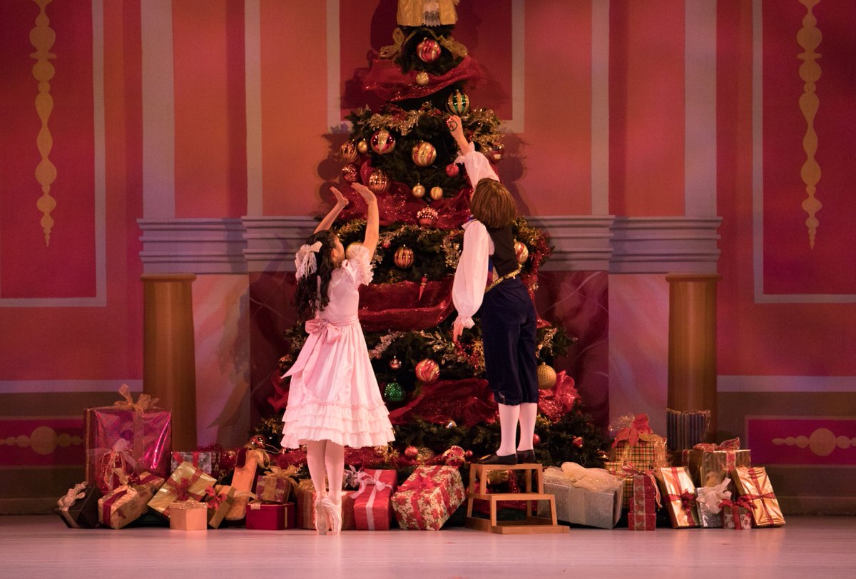 NWDanceTheatre's tweet photo. Thank you to our fabulous Patrons for supporting us throughout this year. We could not have done this without you! Our sincere gratitude as we wish you a peace-filled Holiday Season.
-Northwest Dance Theatre ❤️🎄 https://t.co/3ZUoYhk3Gn