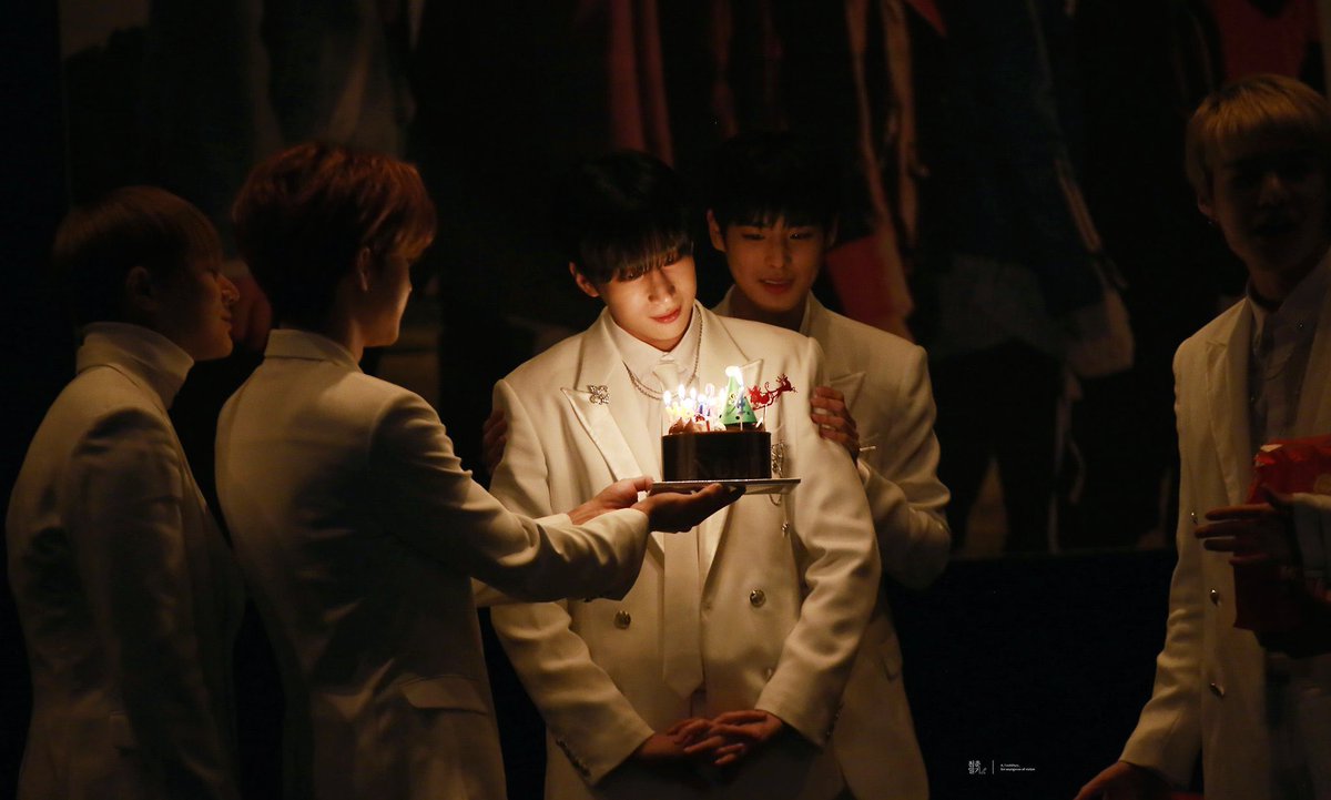 2seungthinker's tweet photo. happy 28th birthday our most precious oldest hyung, seungwoo <3 thank you for being born and becoming such a gift of joy to this world. ily always. 

♡ ———
#VICTON #빅톤 @NewWorld_VICTON @VICTON1109
#모든사람이_행복한_승우날_축하해
#EVEBOY_WOOYA_DAY #SEUNGWOO https://t.co/0zdCOOTmAA