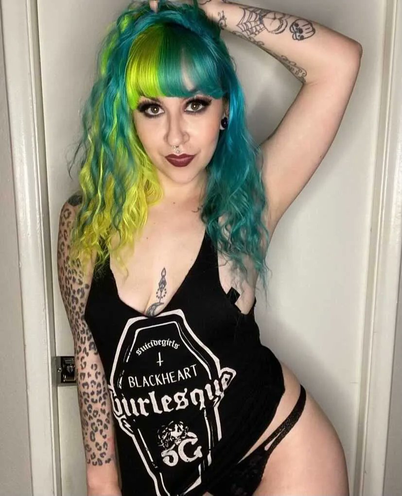 Raise your hand if you miss seeing BHB live! 🙌💚💙 We miss being on the road with gorgeous @clairsuicide | buff.ly/ZtfjRG #suicidegirls #blackheartburlesque #burlesque