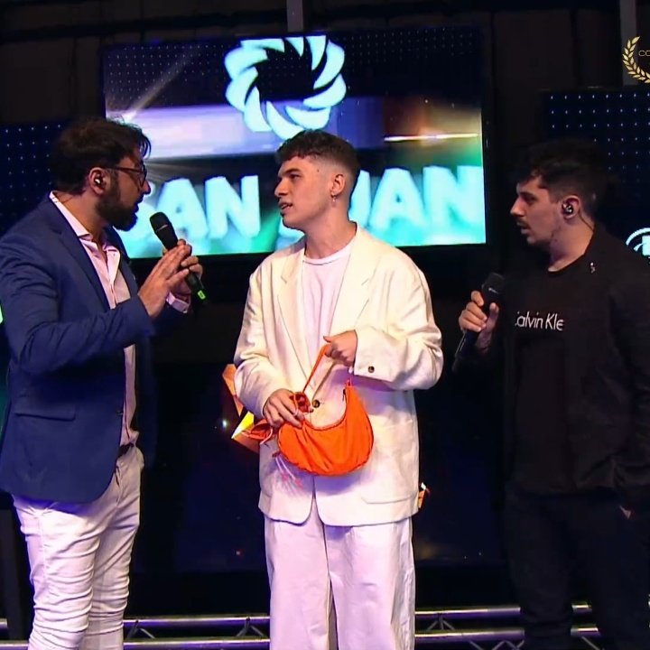 94VWALLS's tweet photo. los amo una banda gracias por todo <3 #CAAWARDS https://t.co/LiuHOFKsEJ