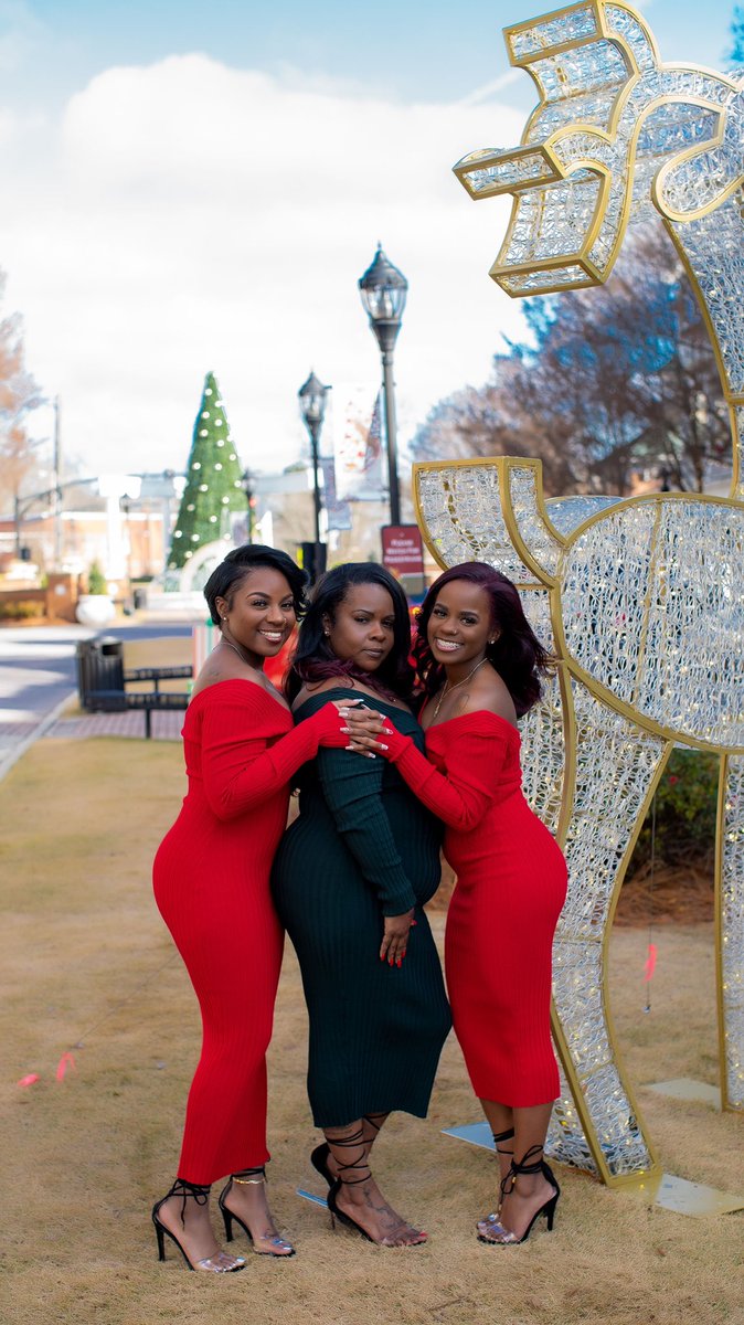 jaenicdee's tweet photo. Name a better mother/daughter trio. 😍✨🎄
PC: @MszHalle 📸 https://t.co/fXnc6vfqru